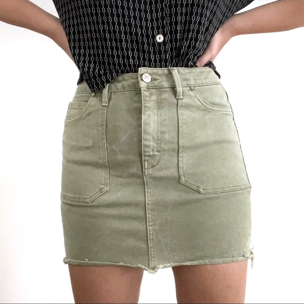Green fitted highwaisted mini skirt with big pockets